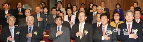 2014 한반도 평화포럼에서 참석자들이 국기에 대한 경례를 하고 있다